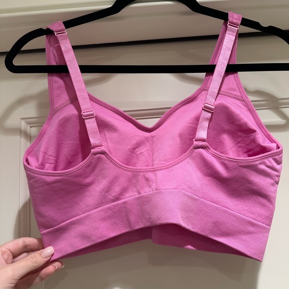 NEVER WORN Puma pink sports bra size XL -  adjustable straps and removable pads - Picture 3 of 6